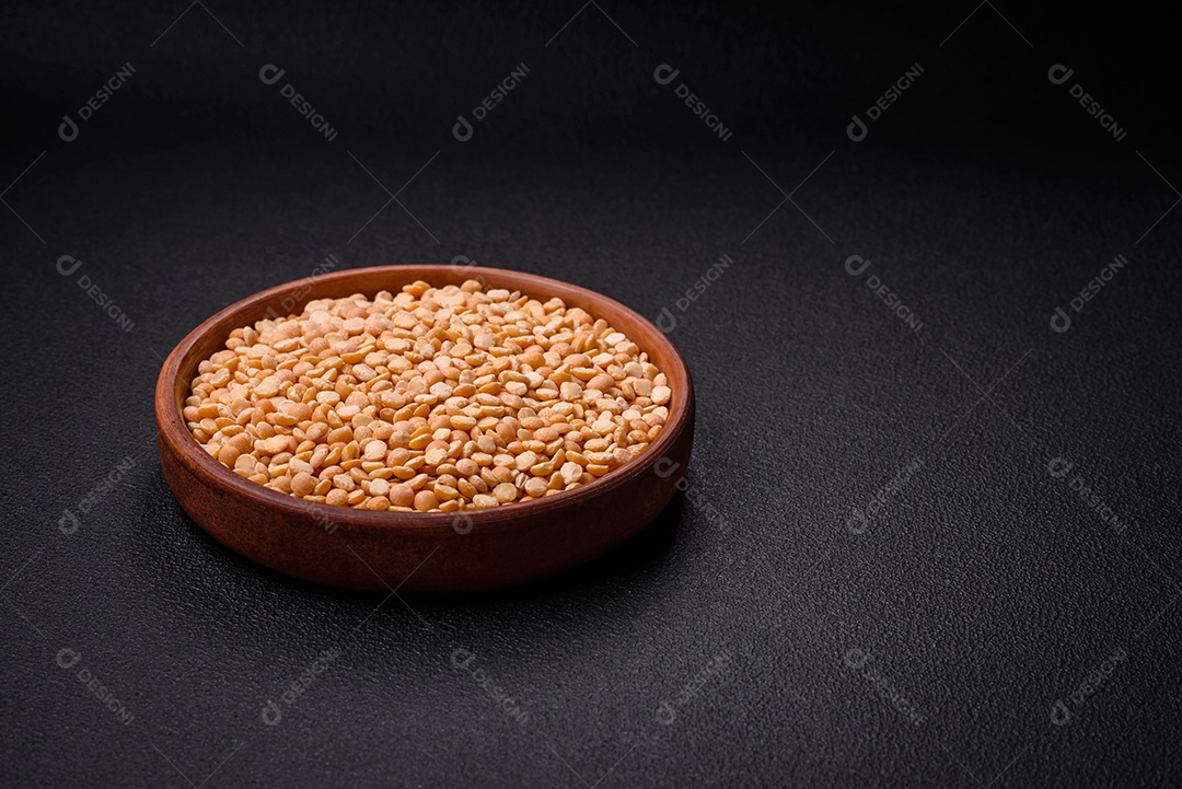 Os grãos de ervilha secos, divididos em metades, apresentam cor amarela quando crus. Prepare um delicioso acompanhamento nutritivo