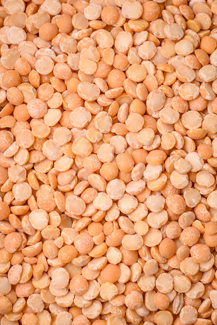 Os grãos de ervilha secos, divididos em metades, apresentam cor amarela quando crus. Prepare um delicioso acompanhamento nutritivo