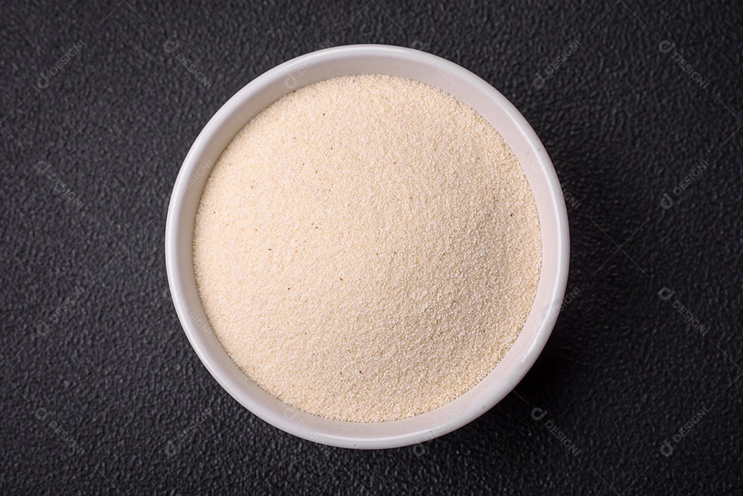 Os grãos de trigo semolina são brancos quando crus. Cozinhando um delicioso mingau nutritivo