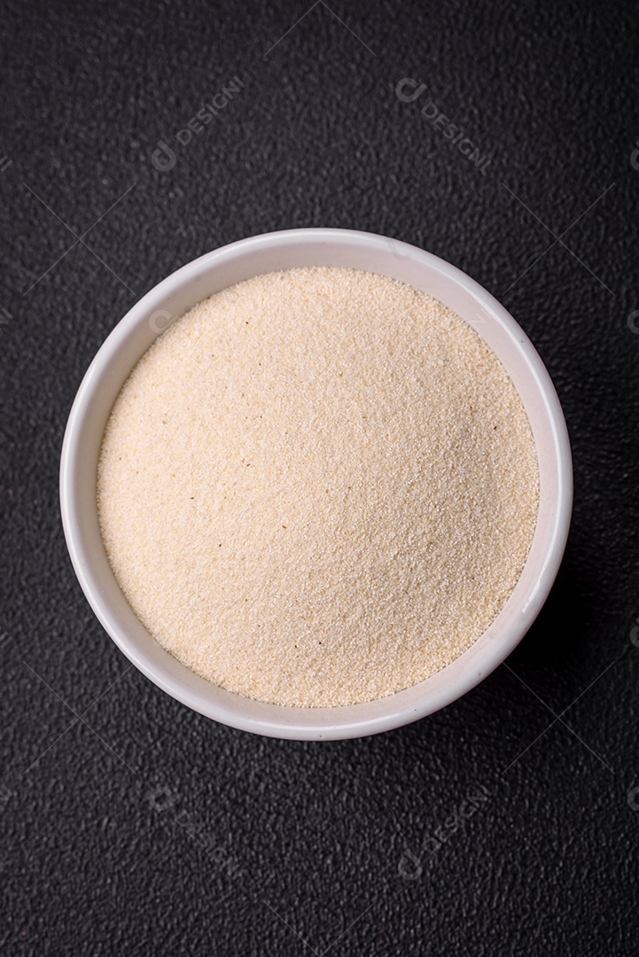 Os grãos de trigo semolina são brancos quando crus. Cozinhando um delicioso mingau nutritivo