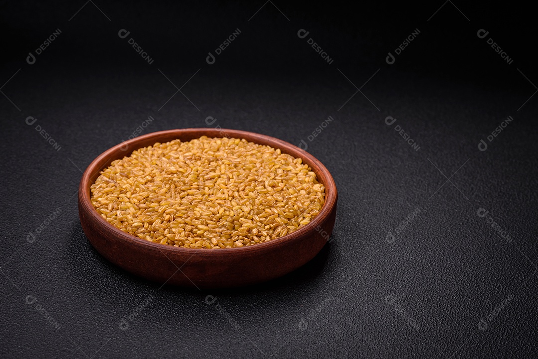 Os grãos de trigo Bulgur são amarelos quando crus. Cozinhando um delicioso mingau nutritivo