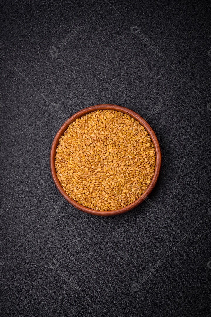 Os grãos de trigo Bulgur são amarelos quando crus. Cozinhando um delicioso mingau nutritivo