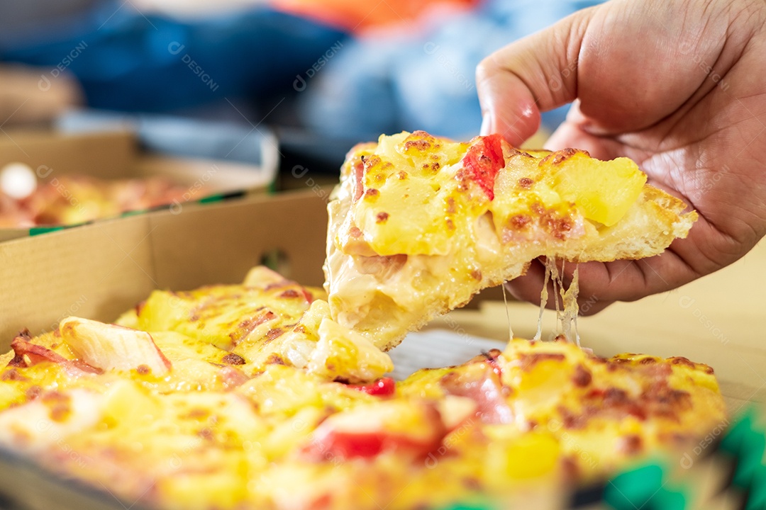 Mão pegando fatia de pizza