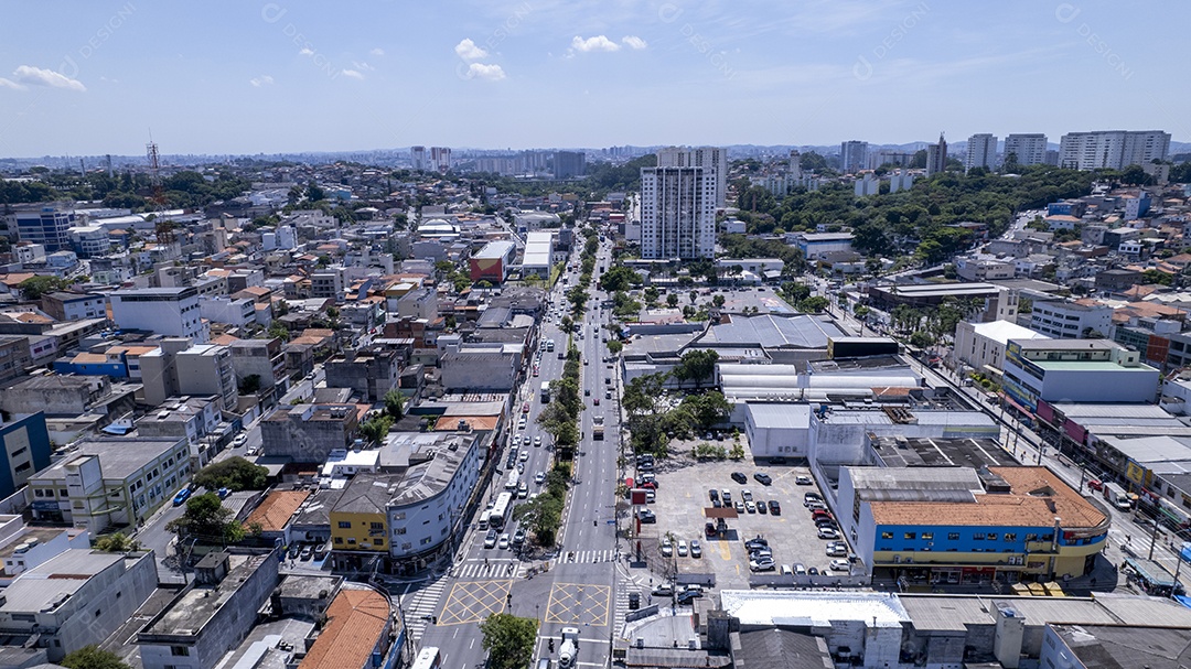 Avenida movimentada da cidade de Diadema em São Paulo