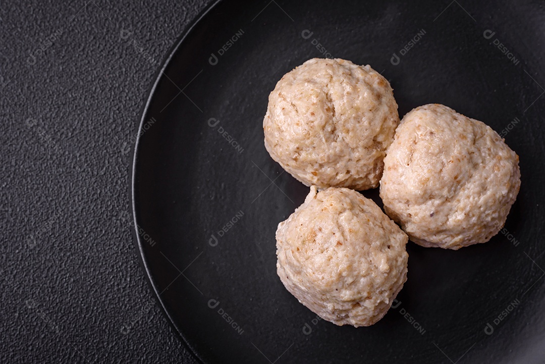 Deliciosas costeletas de frango cozidas no vapor ou almôndegas picadas. Prato de comida dietética