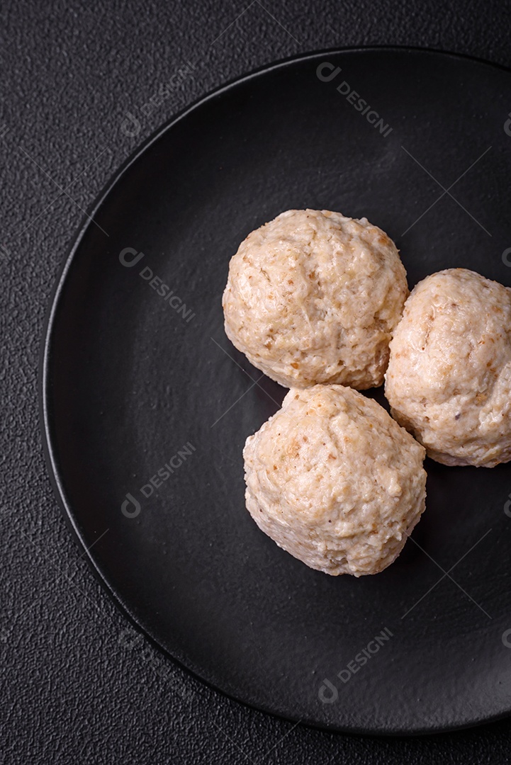 Deliciosas costeletas de frango cozidas no vapor ou almôndegas picadas. Prato de comida dietética