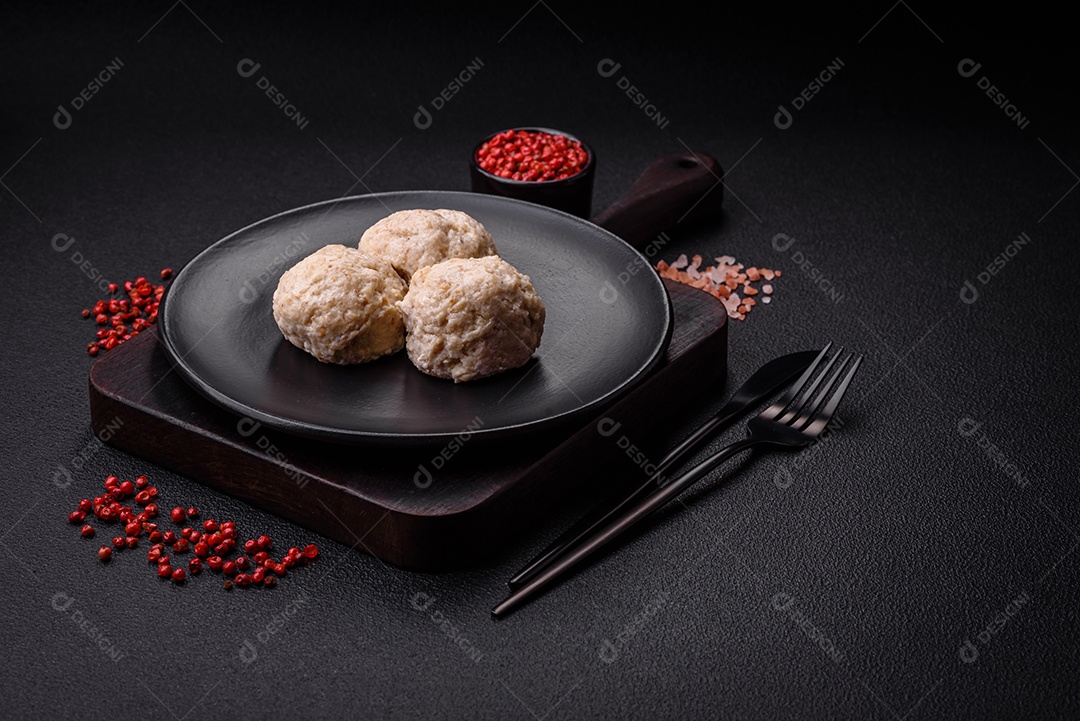 Deliciosas costeletas de frango cozidas no vapor ou almôndegas picadas. Prato de comida dietética