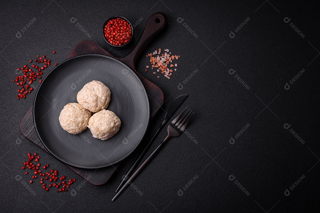 Deliciosas costeletas de frango cozidas no vapor ou almôndegas picadas. Prato de comida dietética