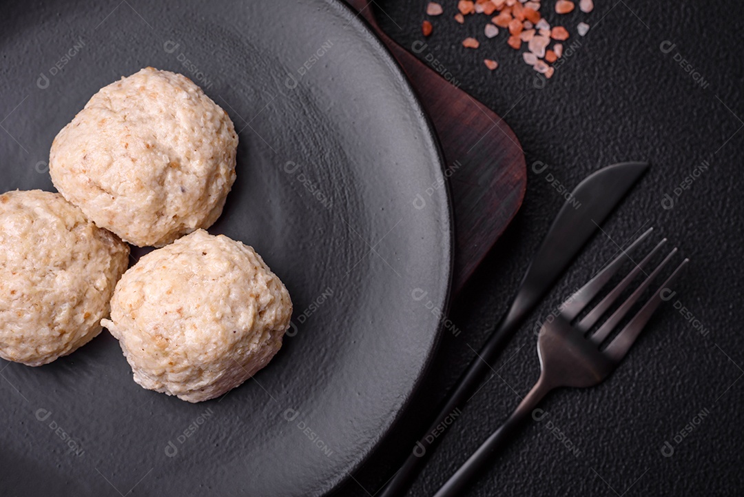 Deliciosas costeletas de frango cozidas no vapor ou almôndegas picadas. Prato de comida dietética