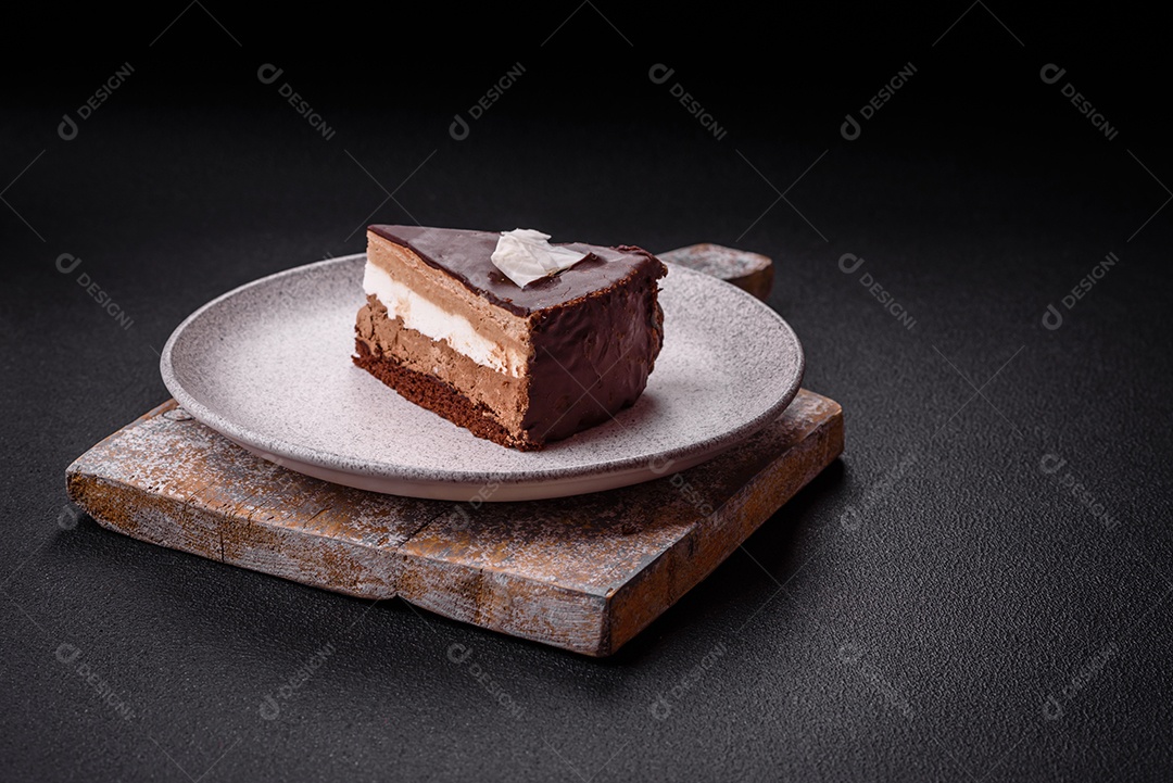 Delicioso sanduíche nutritivo com pão torrado, presunto, tomate, queijo e molho sobre um fundo escuro de concreto
