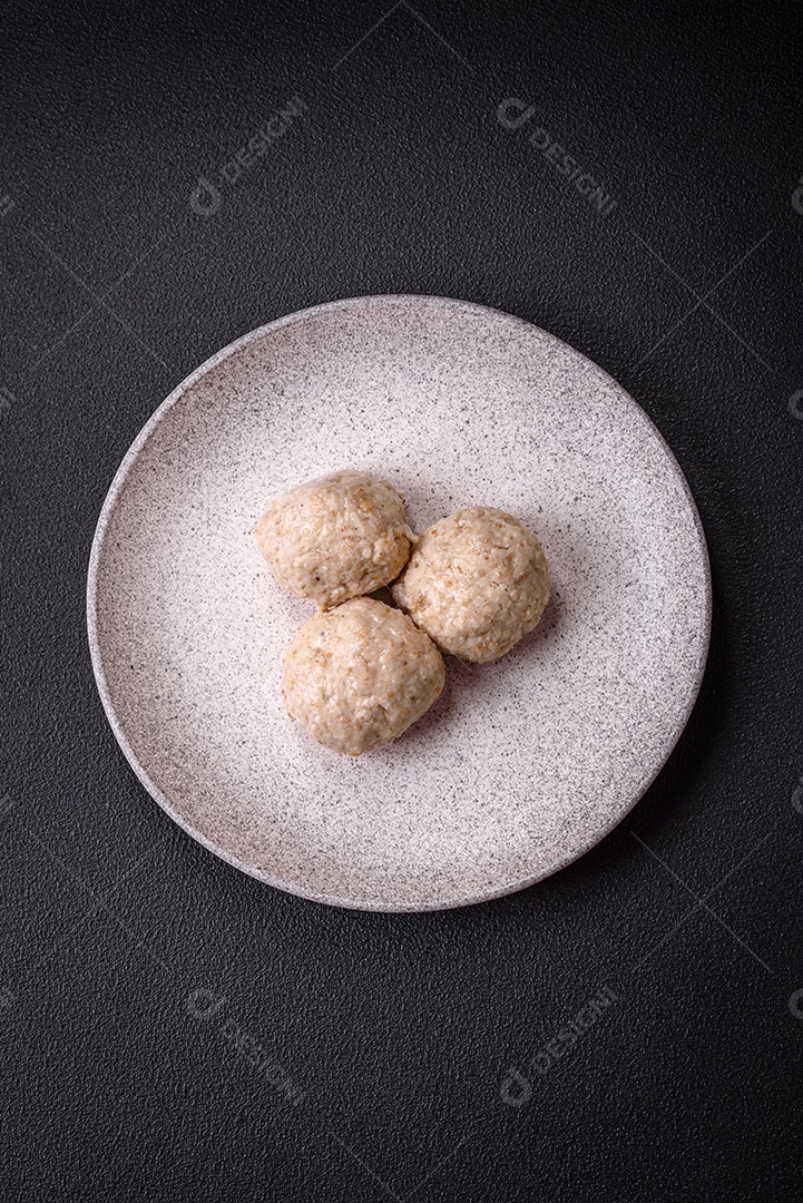 Deliciosas costeletas de frango cozidas no vapor ou almôndegas picadas. Prato de comida dietética