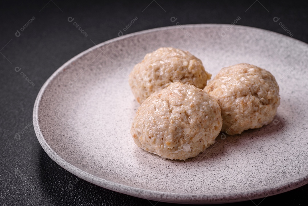 Deliciosas costeletas de frango cozidas no vapor ou almôndegas picadas. Prato de comida dietética