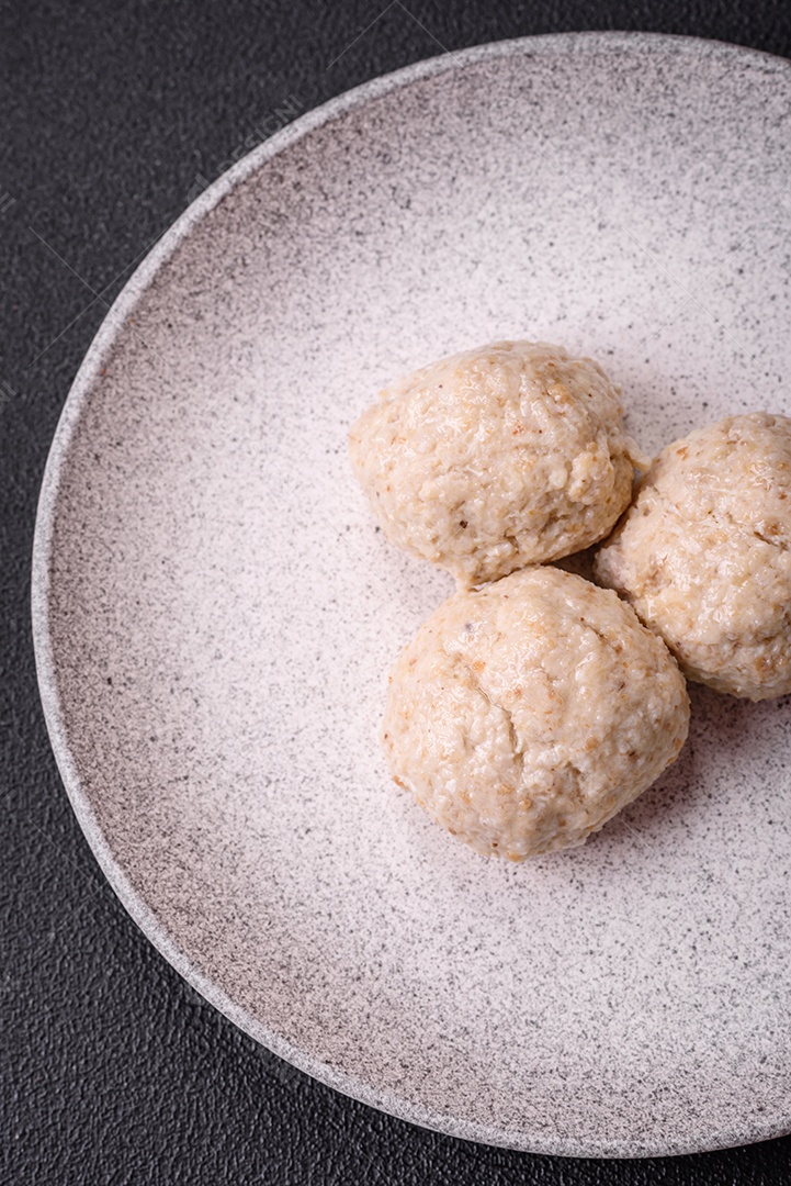 Deliciosas costeletas de frango cozidas no vapor ou almôndegas picadas. Prato de comida dietética
