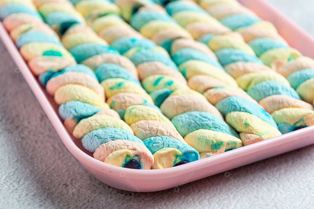 Deliciosos marshmallows em recipiente colorido.