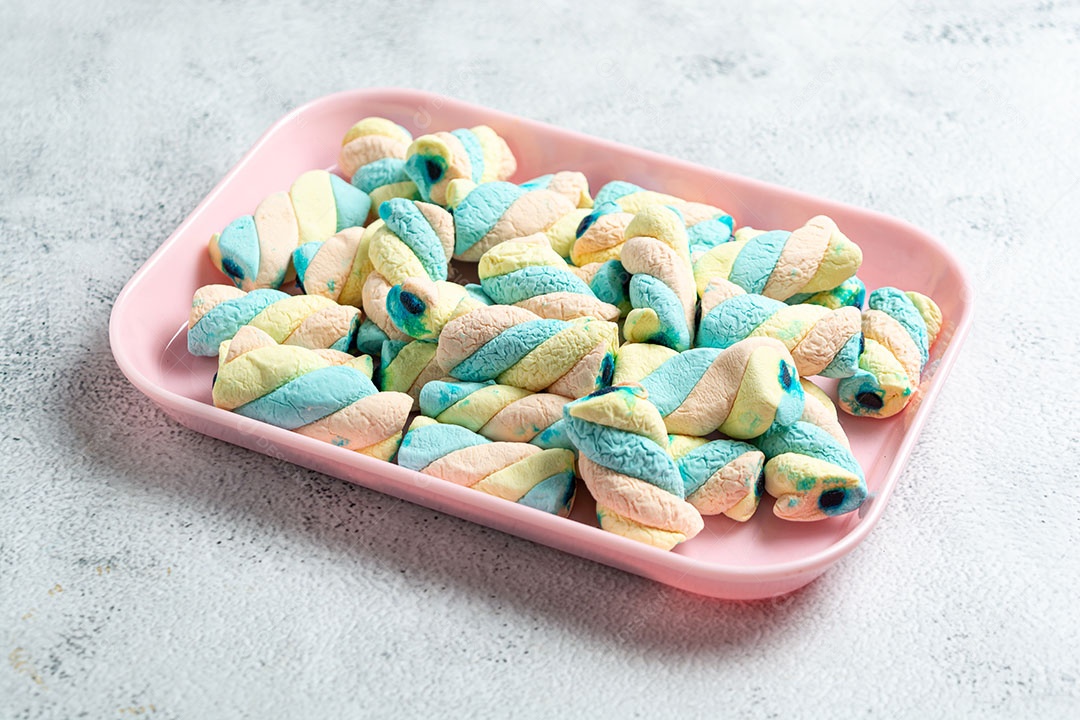 Deliciosos marshmallows em recipiente rosa.