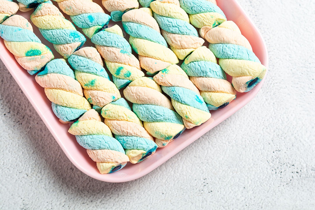 Deliciosos marshmallows em recipiente rosa.