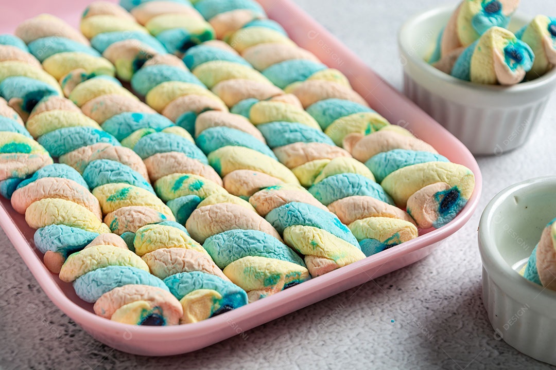 Deliciosos marshmallows em recipiente rosa.