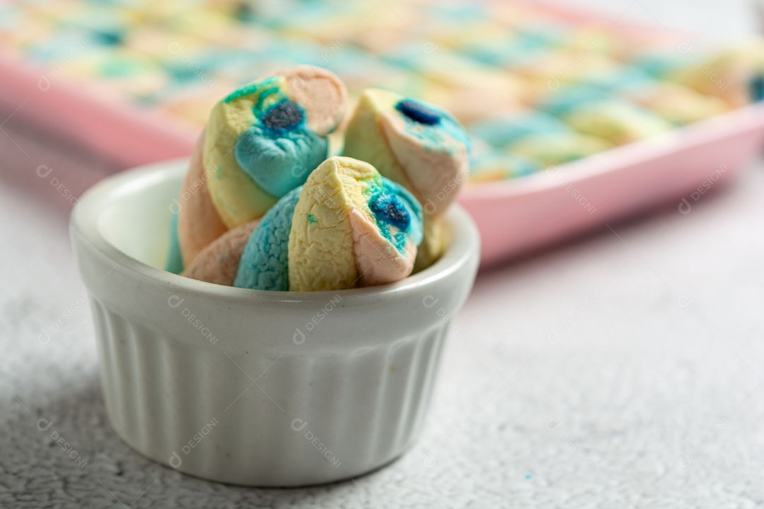 Deliciosos marshmallows em recipiente branco.