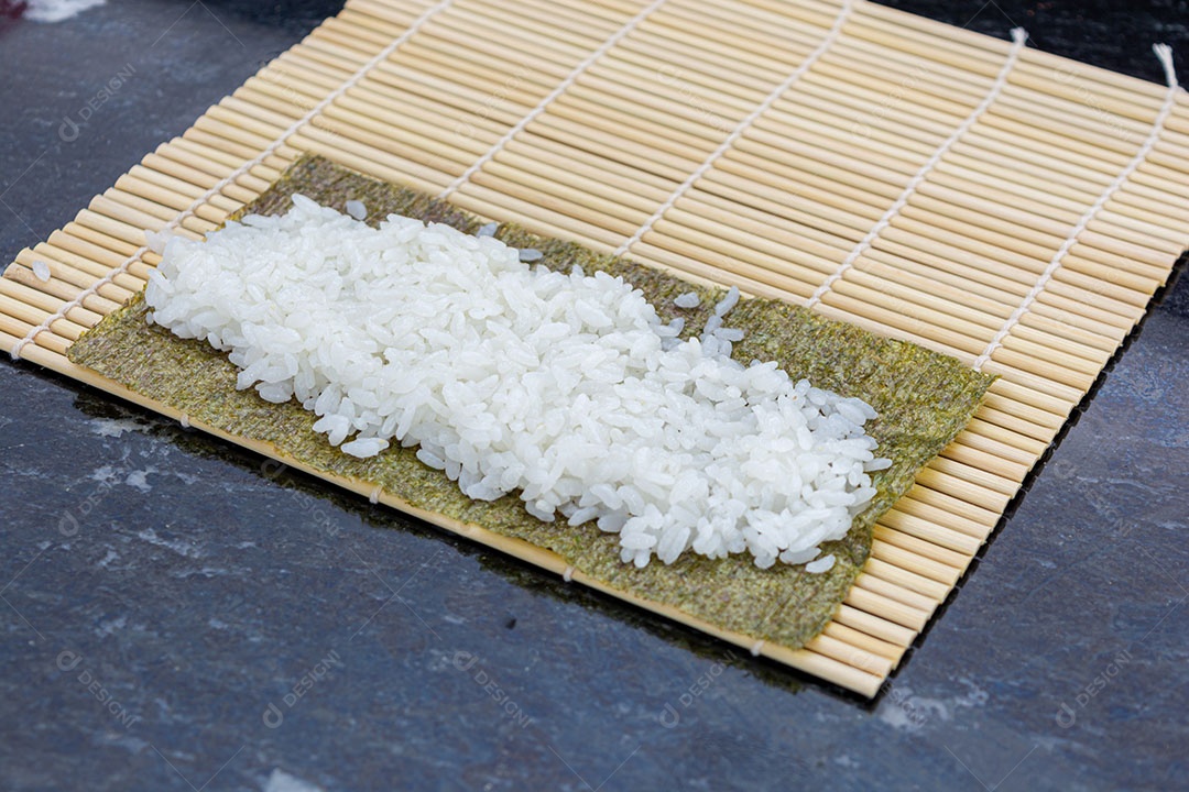 Preparando sushi em casa, rolinho de salmão gourmet caseiro