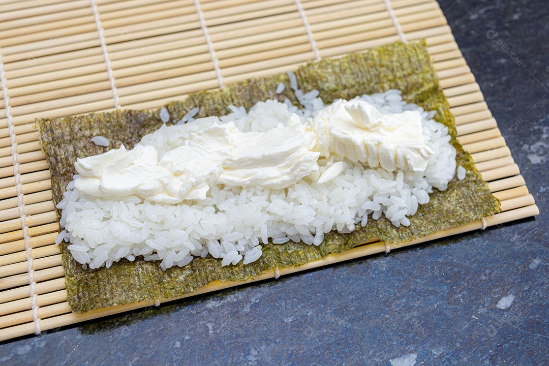 Preparando sushi em casa, rolinho de salmão gourmet caseiro