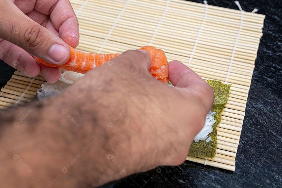 Preparando sushi em casa, rolinho de salmão gourmet caseiro