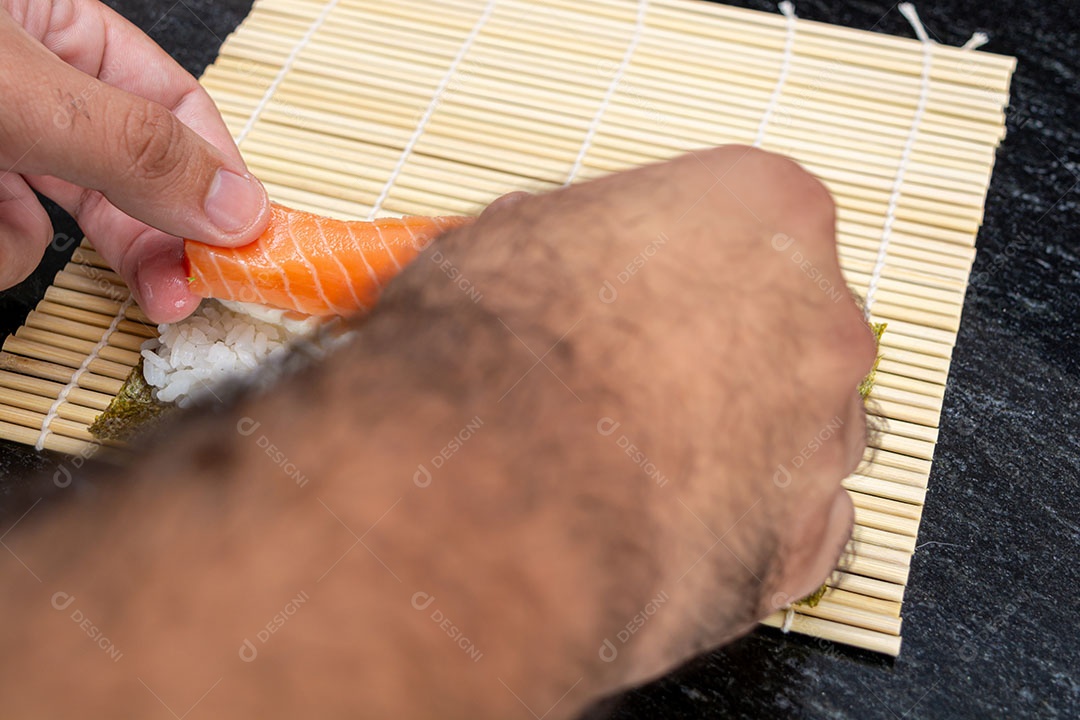 Preparando sushi em casa, rolinho de salmão gourmet caseiro
