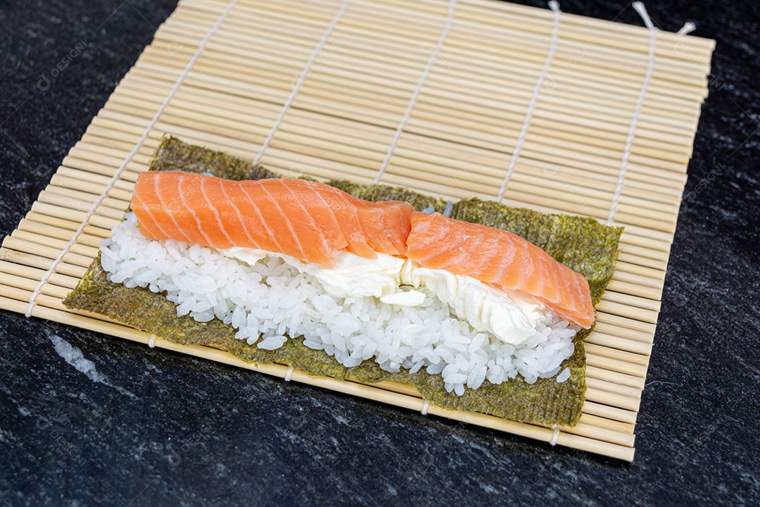 Preparando sushi em casa, rolinho de salmão gourmet caseiro
