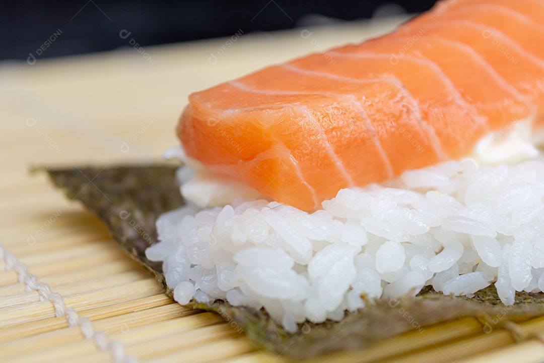 Preparando sushi em casa, rolinho de salmão gourmet caseiro