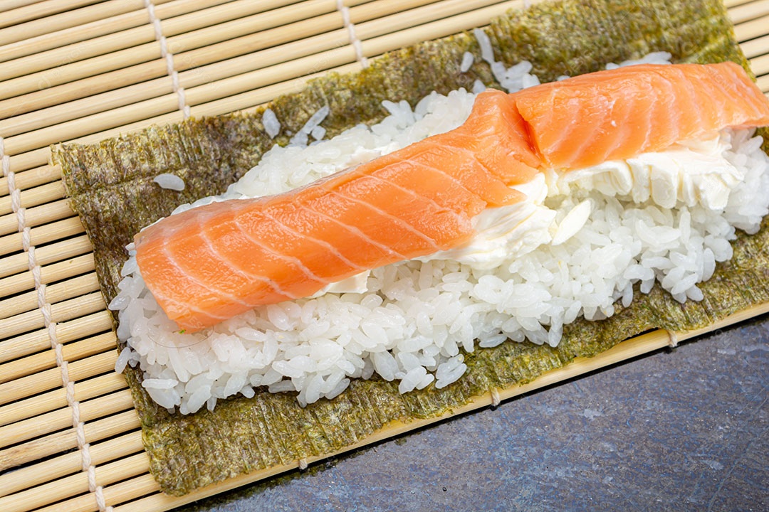 Preparando sushi em casa, rolinho de salmão gourmet caseiro