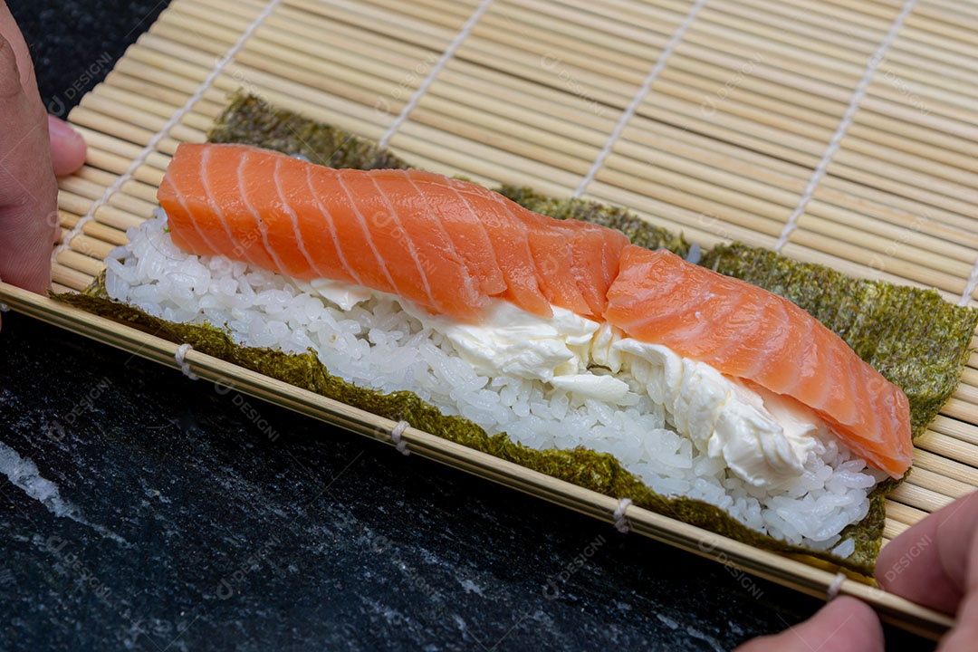 Preparando sushi em casa, rolinho de salmão gourmet caseiro