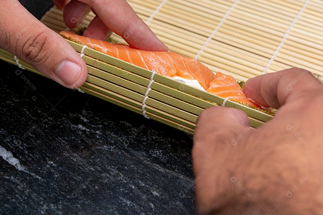 Preparando sushi em casa, rolinho de salmão gourmet caseiro