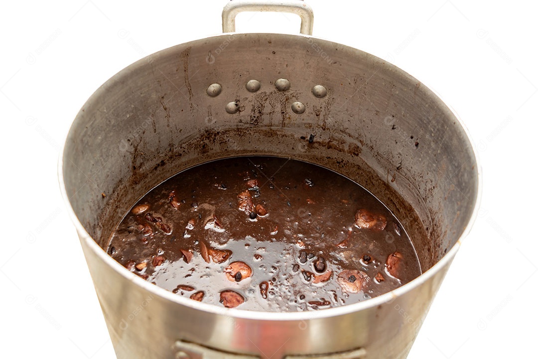 Comida tradicional brasileira feijoada com feijão escuro e carne de porco