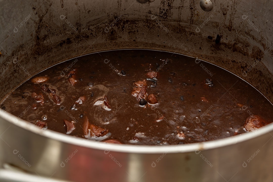 Comida tradicional brasileira feijoada com feijão escuro e carne de porco