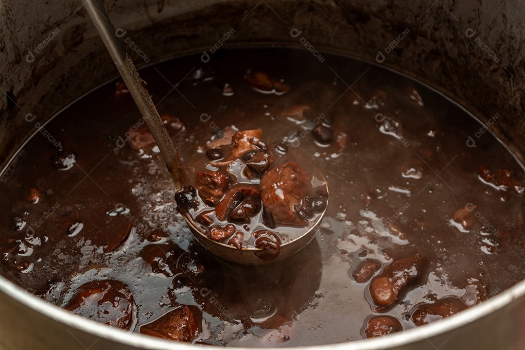 Comida tradicional brasileira feijoada com feijão escuro e carne de porco