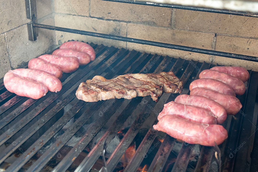 Churrasco brasileiro com bife, carne bovina e linguiça.