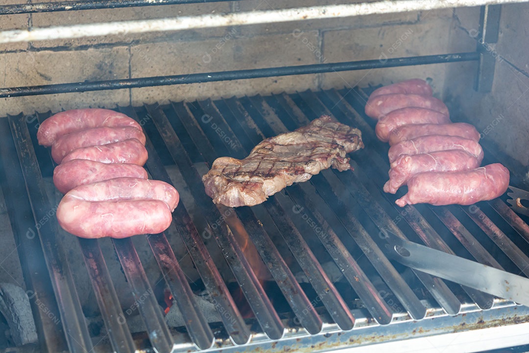Churrasco brasileiro com bife, carne bovina e linguiça.