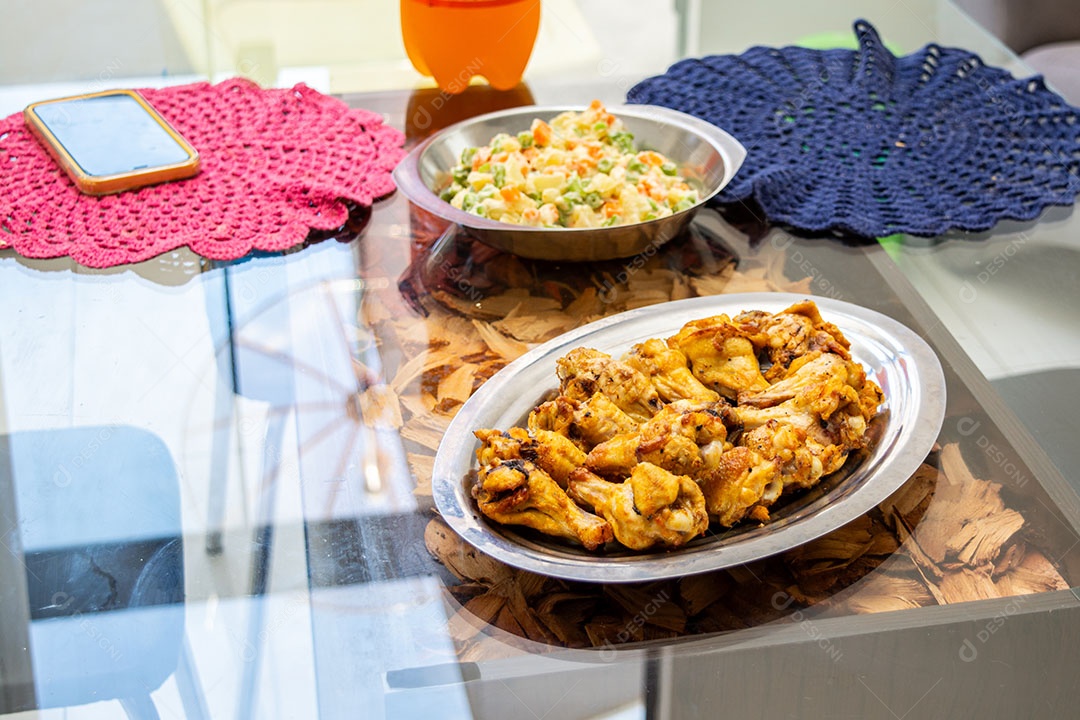Almoço com frango frito e salada de maionese