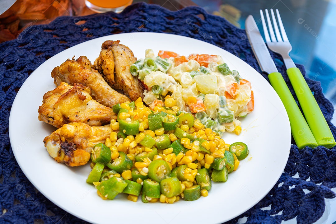 Almoço com frango frito e salada de maionese