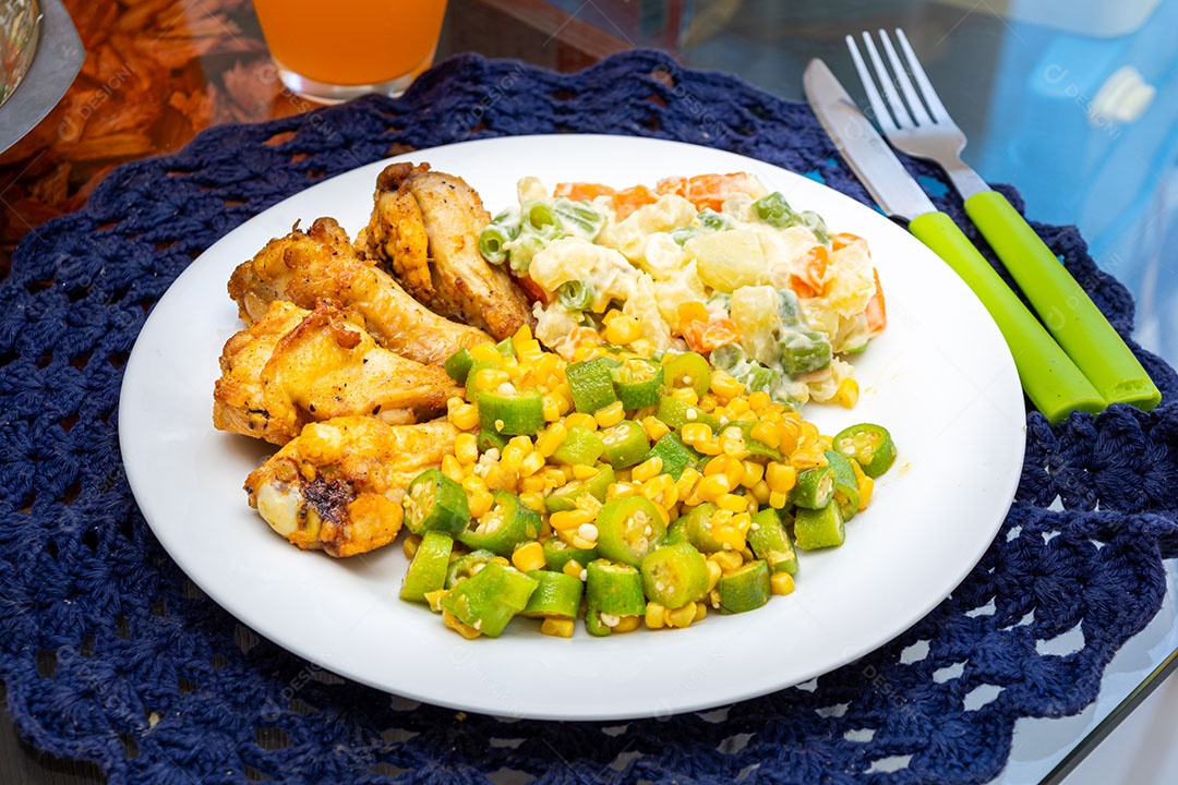 Almoço com frango frito e salada de maionese