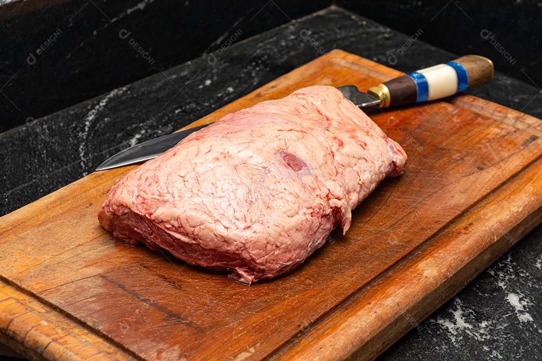 Picanha crua ou lombo sobre tábua de madeira