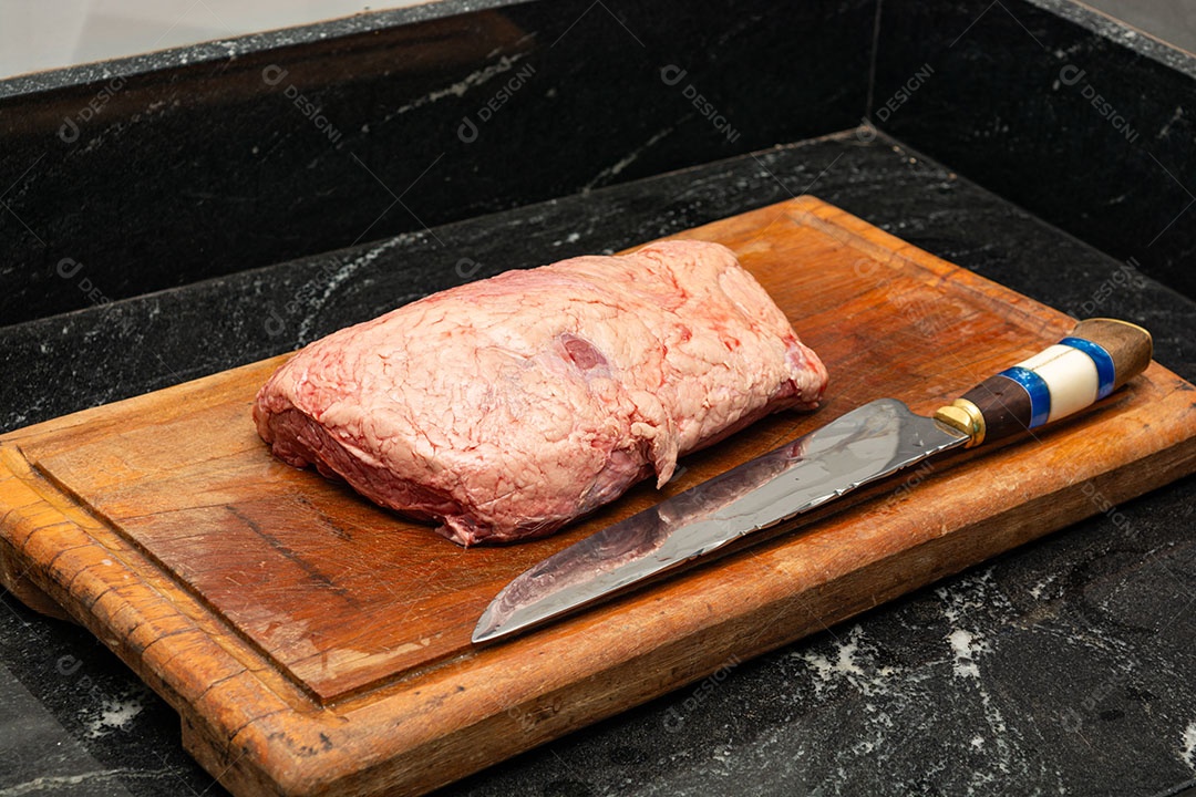 Picanha crua ou lombo sobre tábua de madeira