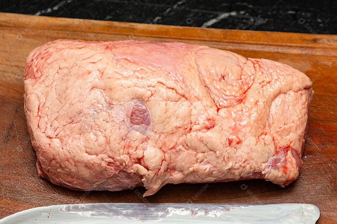 Picanha crua ou lombo sobre tábua de madeira