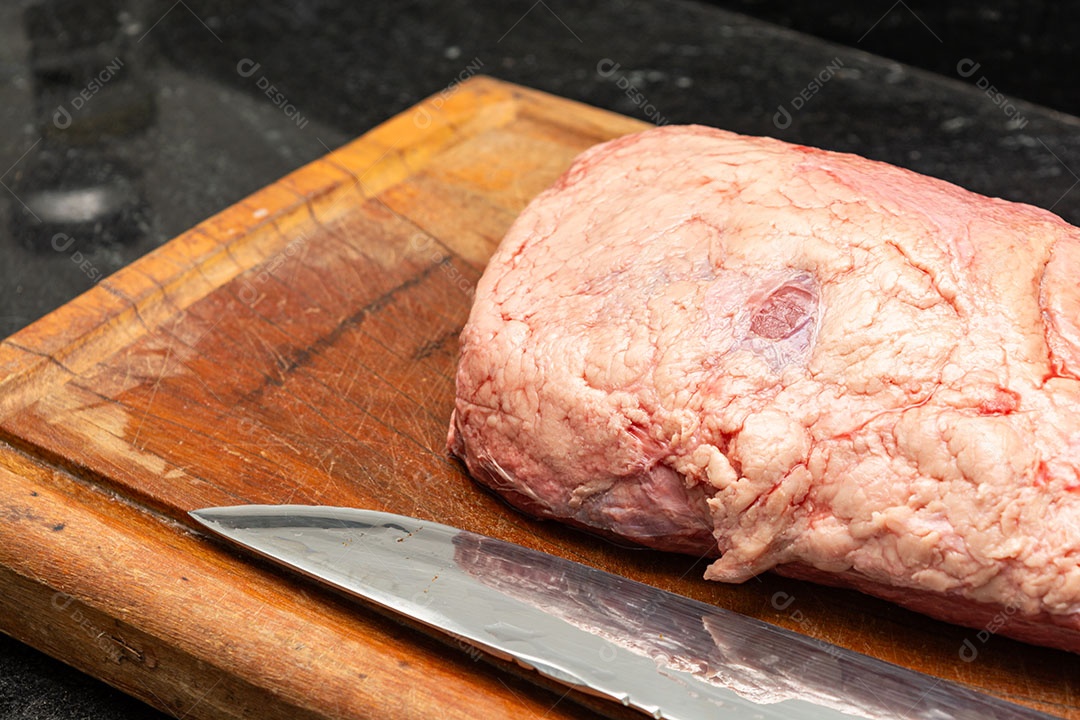 Picanha crua ou lombo sobre tábua de madeira