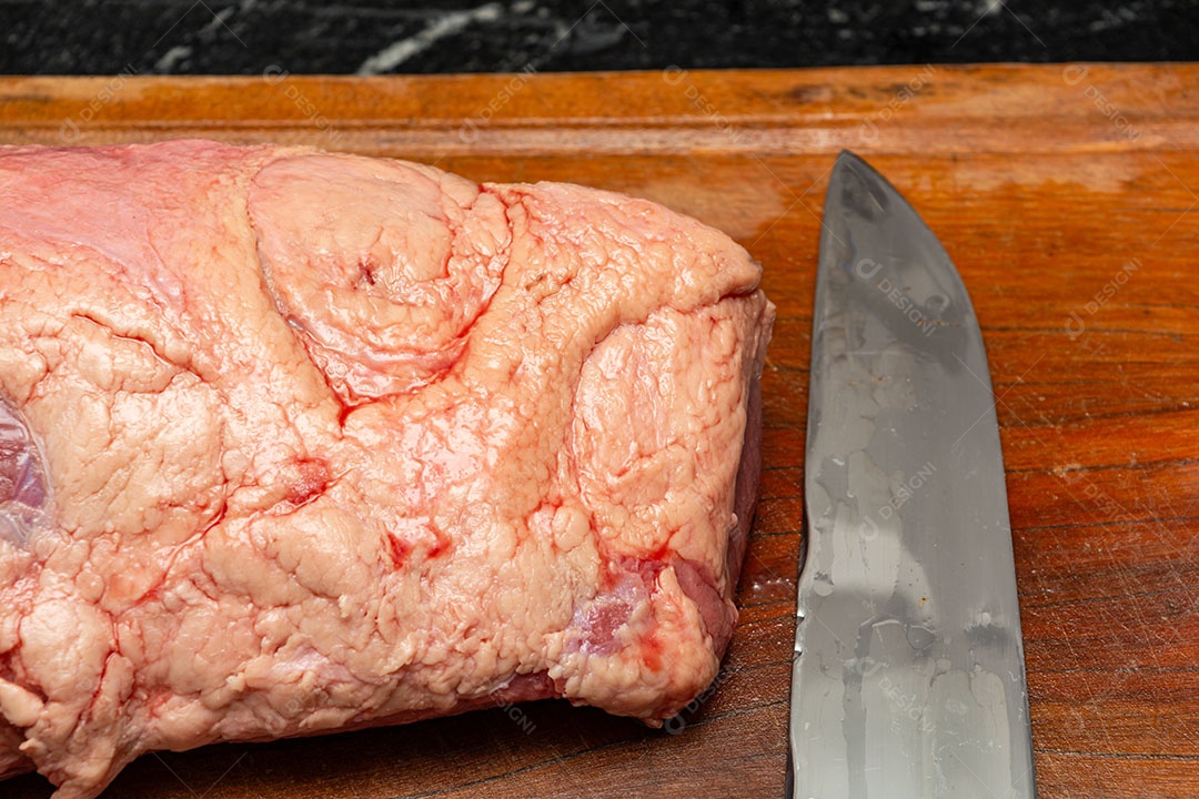 Picanha crua ou lombo sobre tábua de madeira
