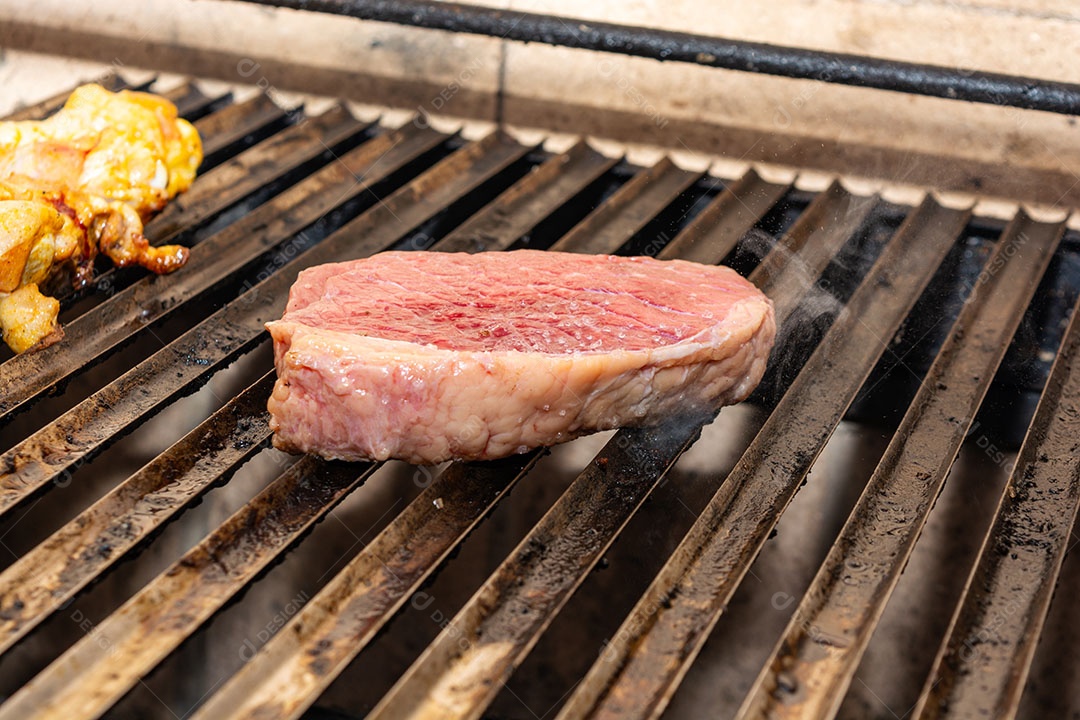 Churrasco brasileiro com bife, carne bovina.