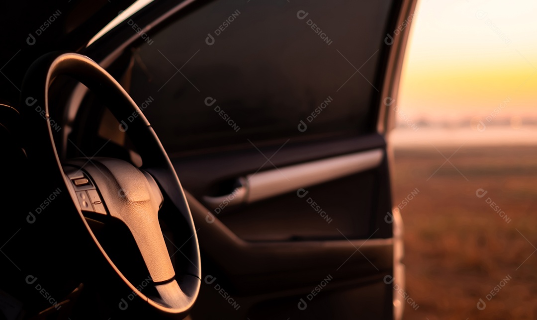 Carro na luz solar quente pela manhã crepúsculo