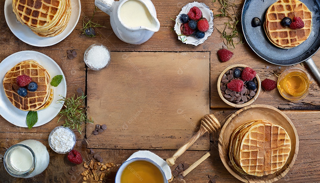 Waffle sobre prato em uma mesa de madeira