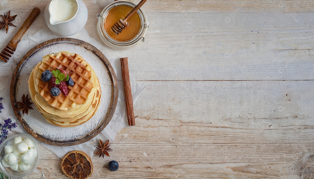 Waffle sobre prato em uma mesa de madeira