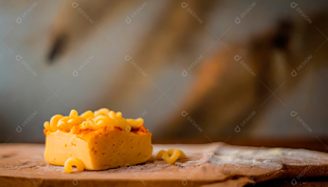 Macarrão assado sobre mesa madeira