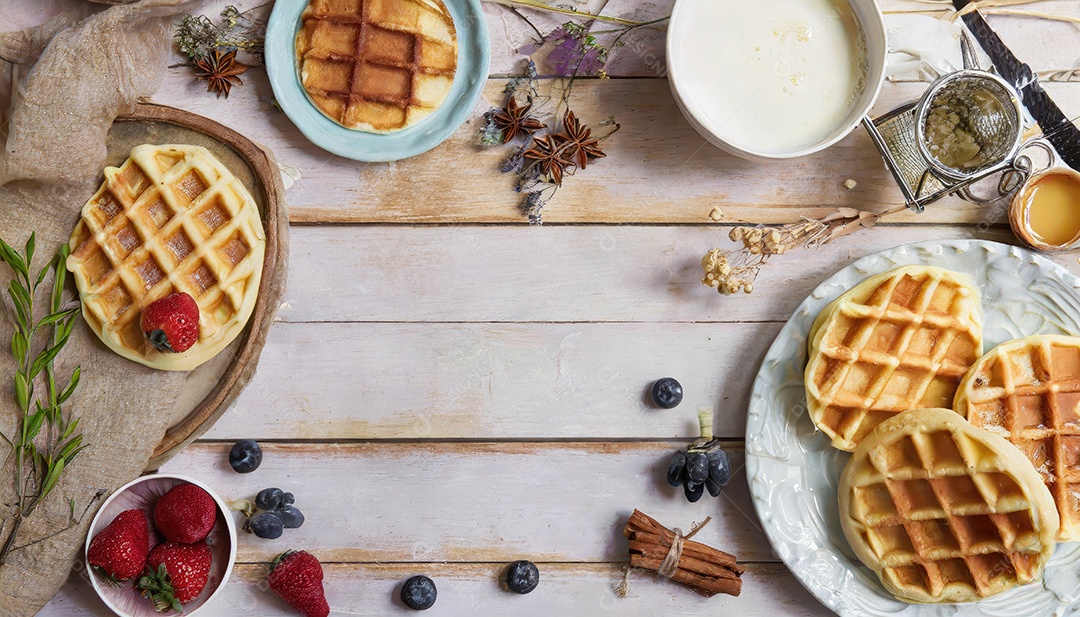 Waffle sobre prato em uma mesa de madeira